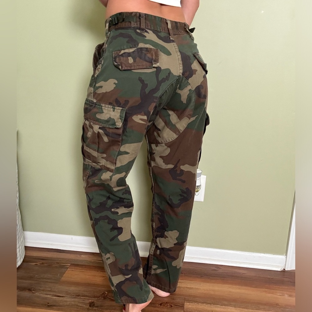 Military camouflage cargo pants with adjustable side straps